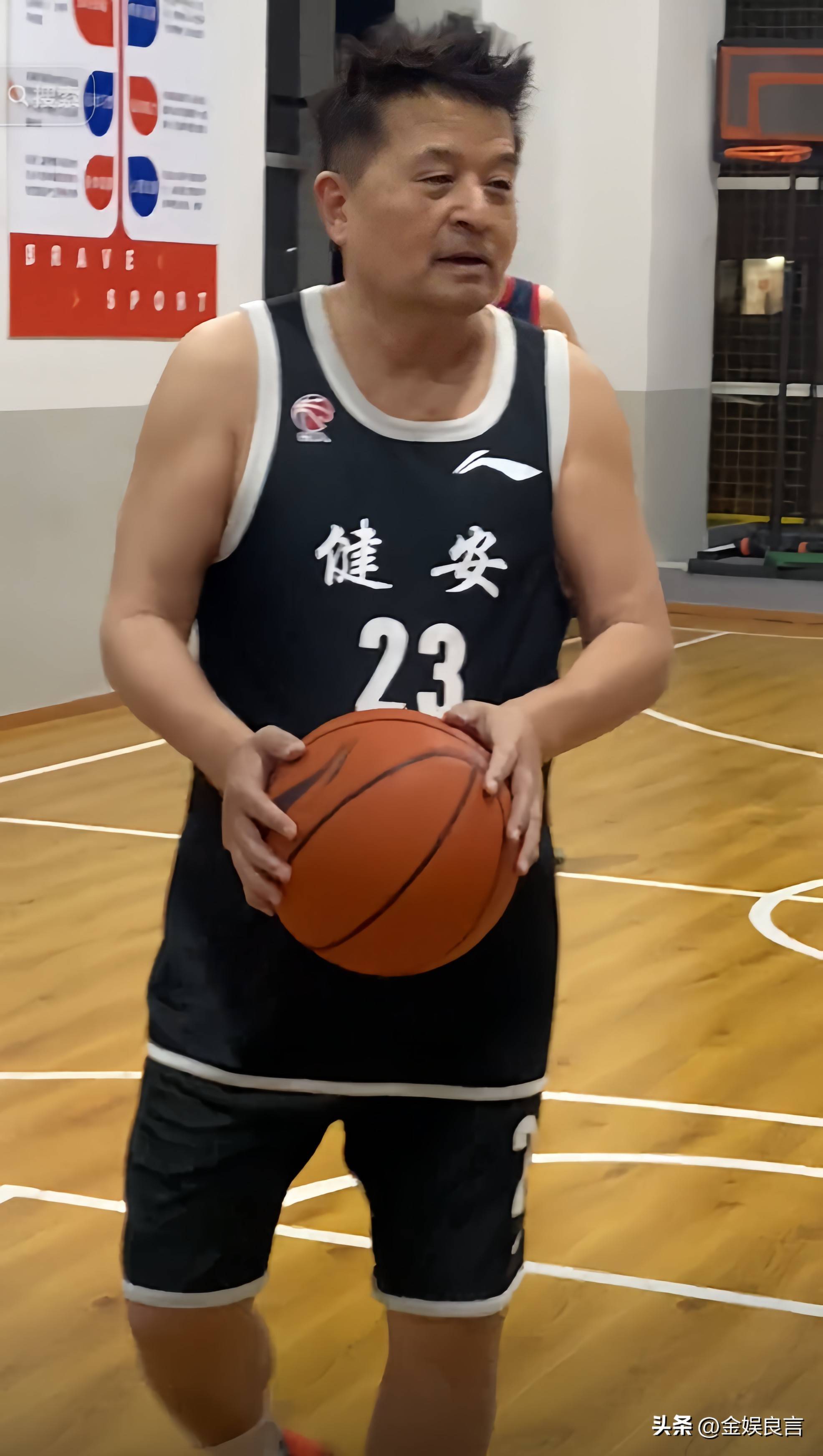 原创毕福剑北京打篮球被拍脸部肿胀啤酒肚嘴发黑鸡窝头成全场mvp