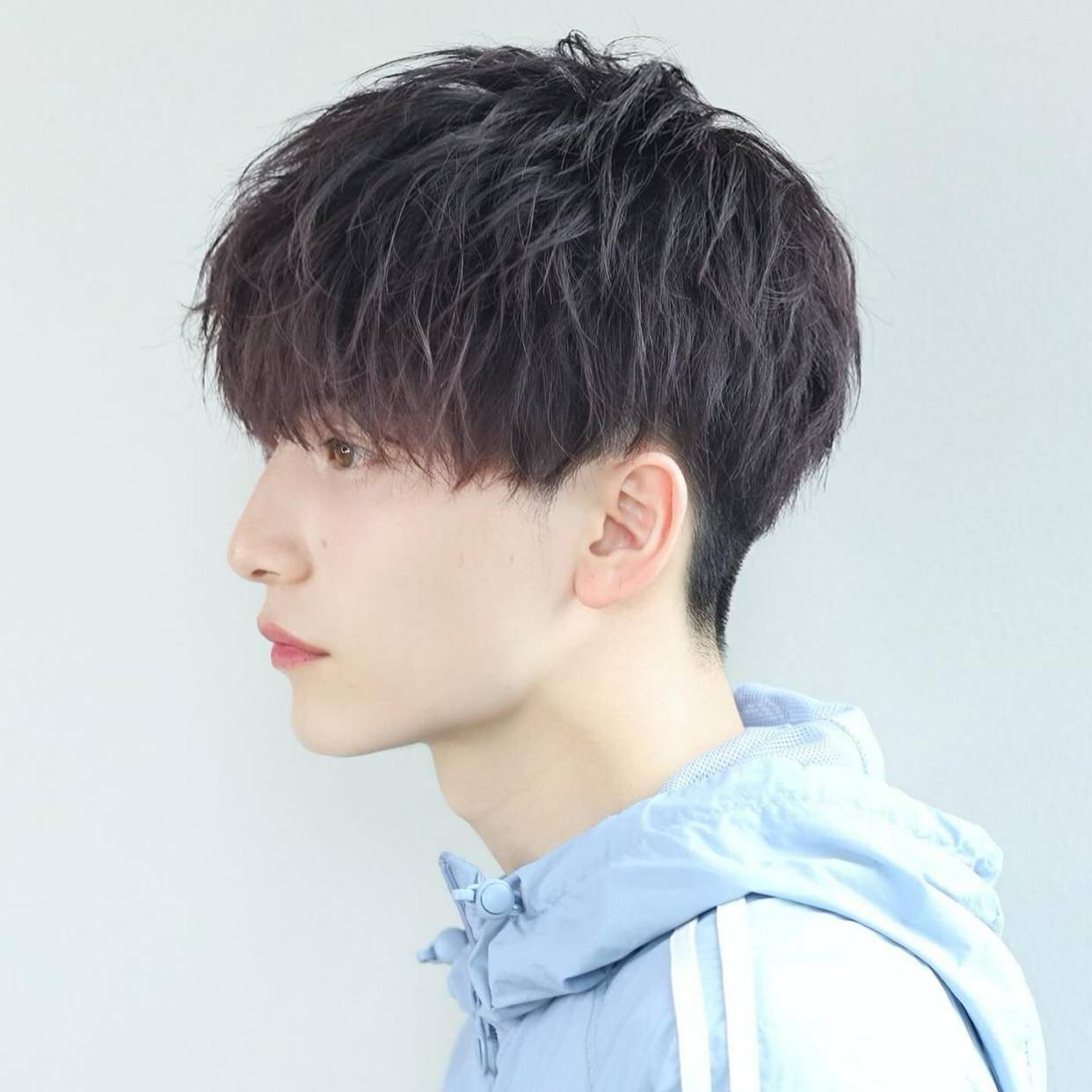 这些充满层次感,自然凌乱纹理的短发造型,为男士们提供了丰富的选择