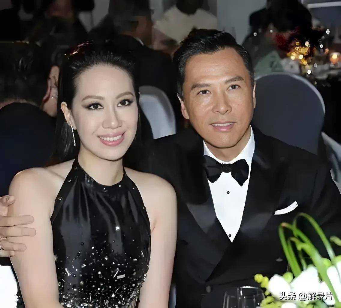 61岁甄子丹携43岁娇妻亮相!相差18岁婚姻20年甜如热恋,羡慕啊!
