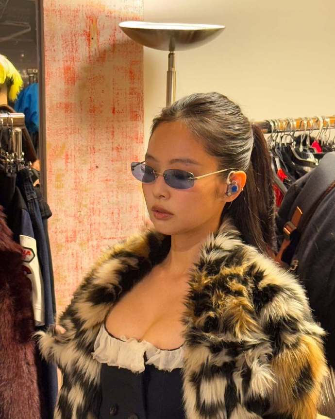 Jennie巴黎舞台大胆突破，时尚魅力惊艳全球！