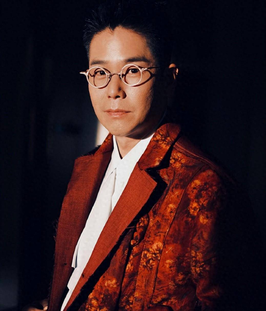 父子俩感情相当好!爸爸开心陪林晓峰上下班 两人合影更像朋友一样