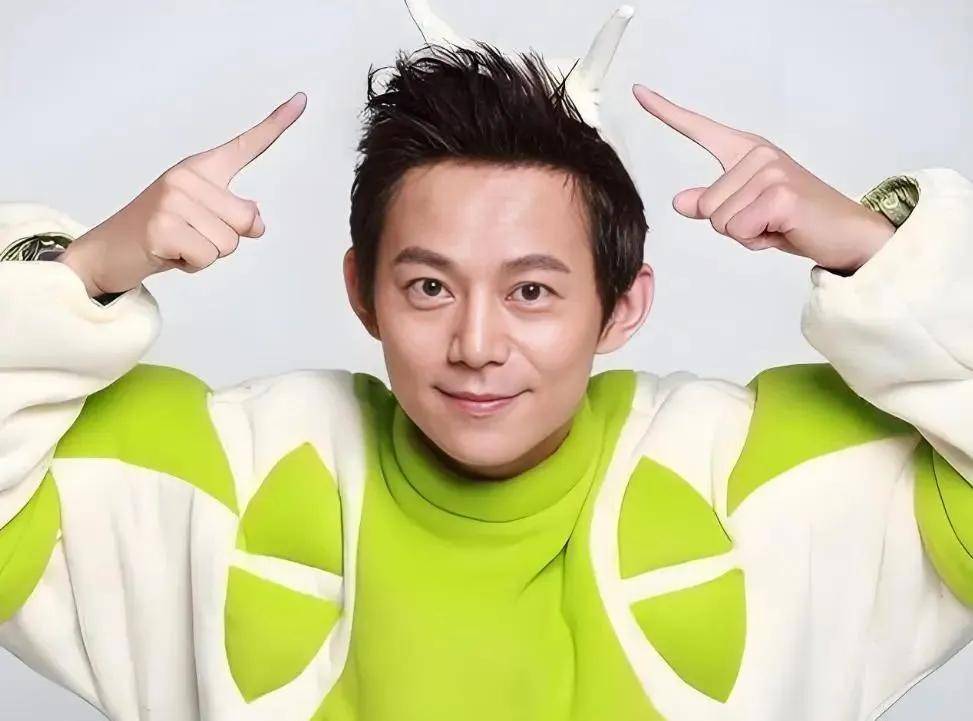 在少儿益智节目《大风车》中,他以 "大拇哥" 这一形象深受观众喜爱