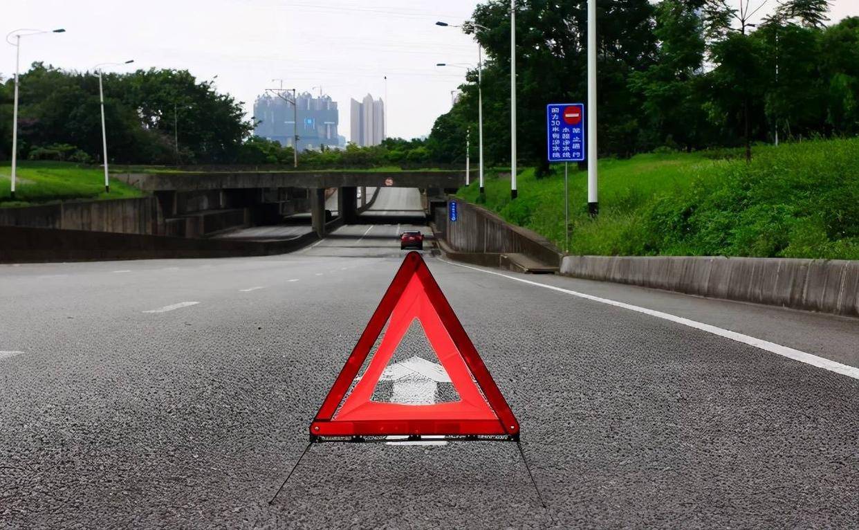 汽车若是被追尾记得要说2句话不然有两项赔偿就没了