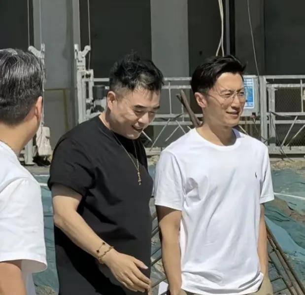 谢霆锋现身深圳工地，疑似为办公室选址！，演唱会筹备期，谢霆锋抽空深圳看在建楼盘！