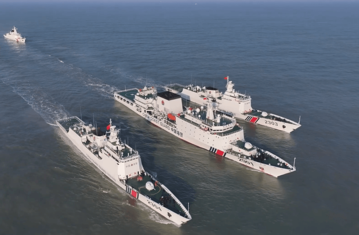 画面壮观,中国大型海警舰当海上奶妈,同时为3条海警舰补给