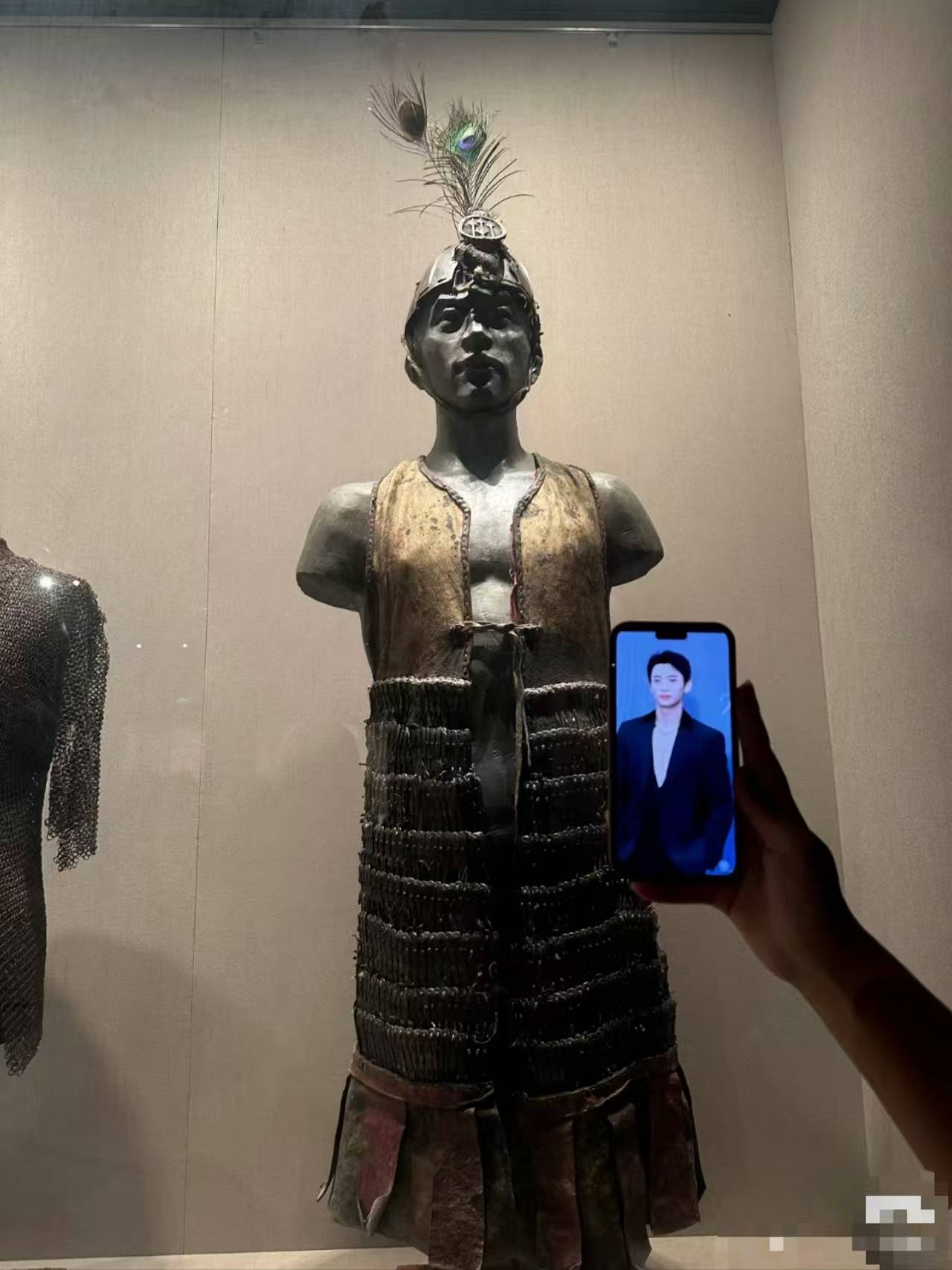 徐州博物馆“魏晨同款”雕像，意外成镇馆“网红”？ 徐州博物馆“魏晨雕像”火出圈，背后真相大揭秘