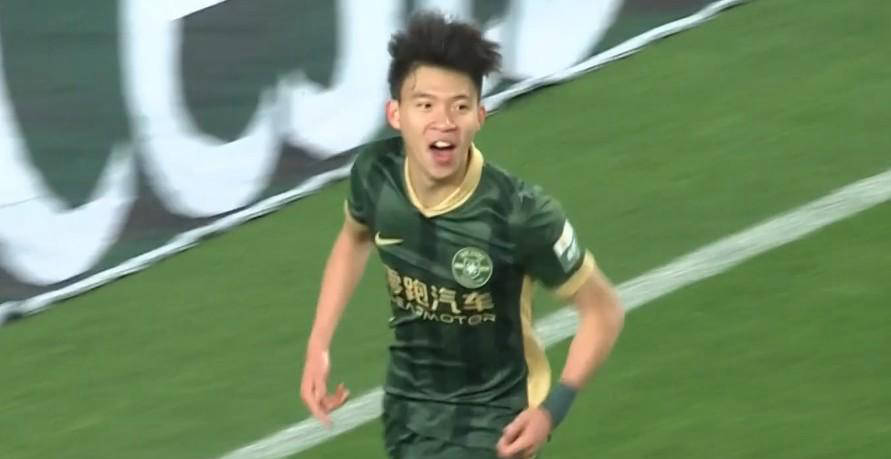 国足利好！18岁小将王钰栋闪耀，造乌龙+大罗式破门，创历史纪录！