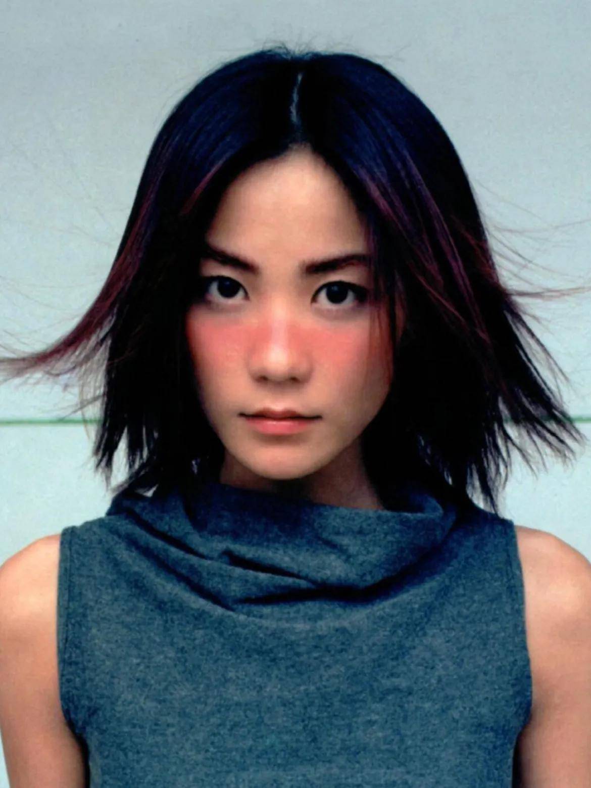 王菲"麻袋风"出街:天后穿的不是衣服,是凡人看不懂的松弛玄学