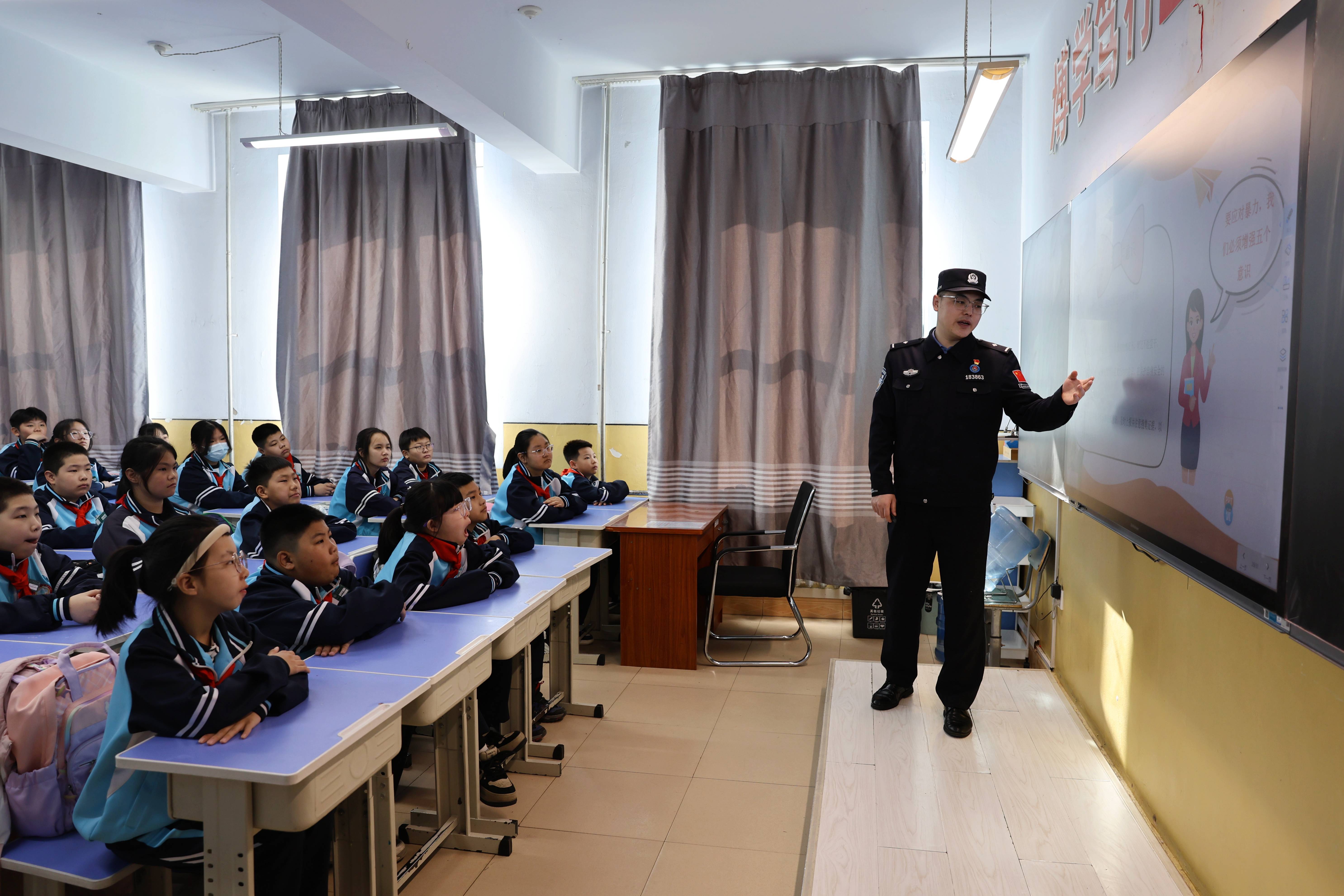 第30个安全教育日：黑河民警为小学生送上安全“大礼包”，31日安全教育日，黑河民警为五小学子筑牢安全墙