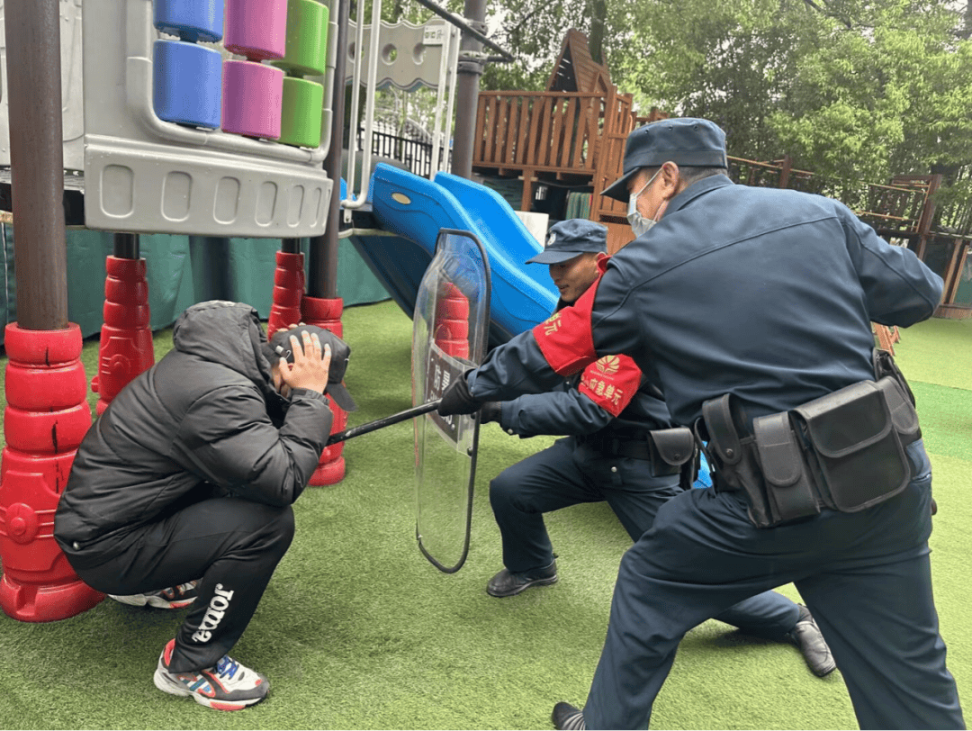成都市温江区万春镇中心幼儿园开展反恐防暴活动