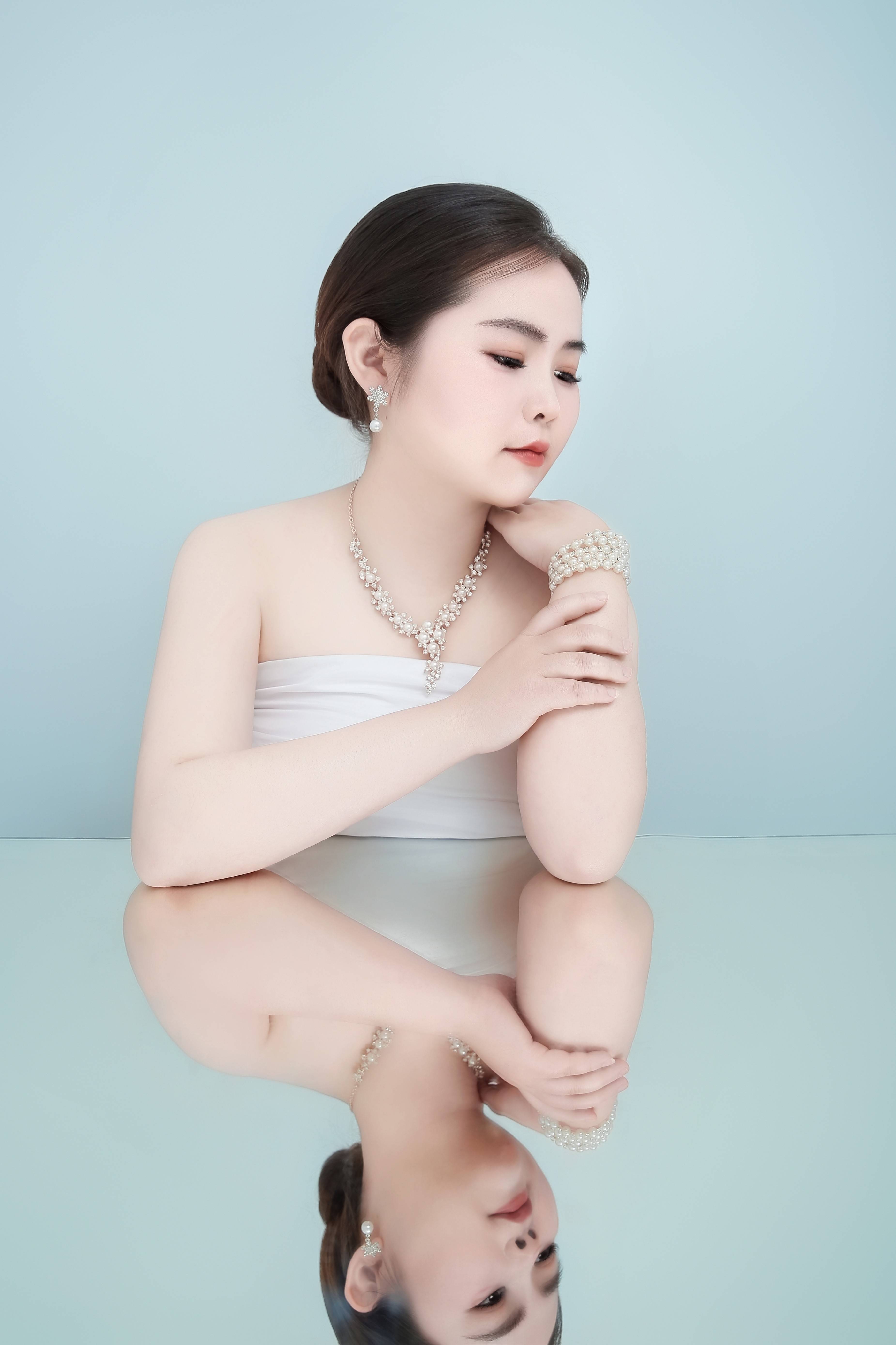 丁莉温婉自信绽放光彩
