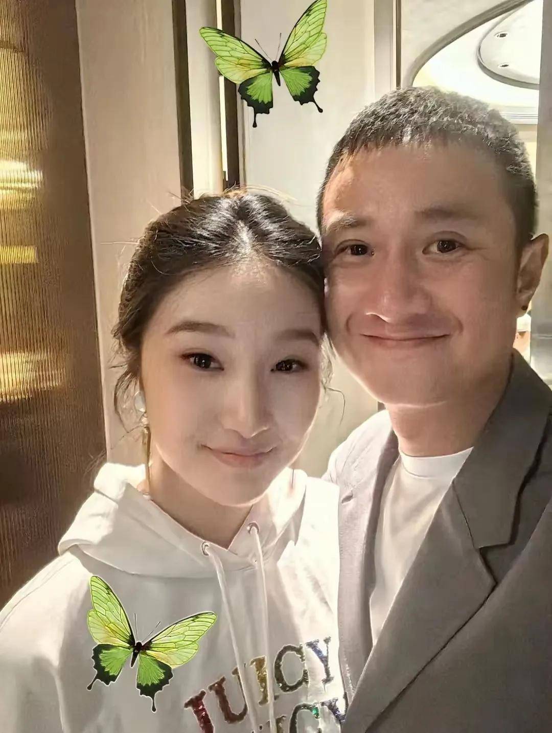 文章大女儿晒与妹妹做蛋糕,10岁二女儿侧脸出镜,长相马伊俐翻版