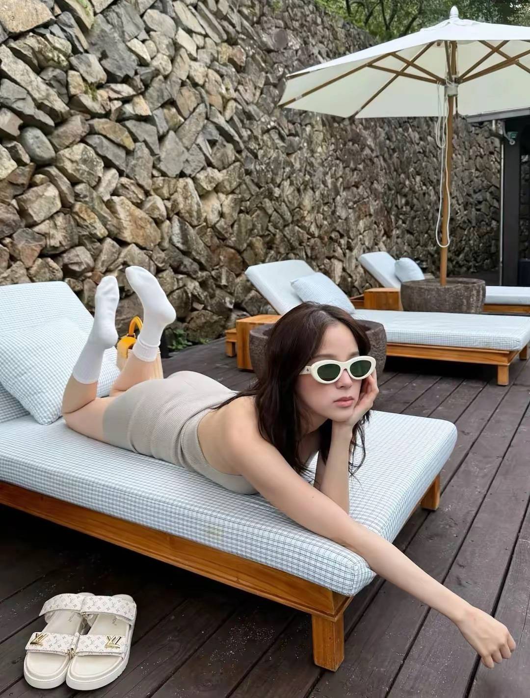 欧阳娜娜写真刷屏!泳装配小白袜解锁纯欲新高度,时尚表现力再获赞