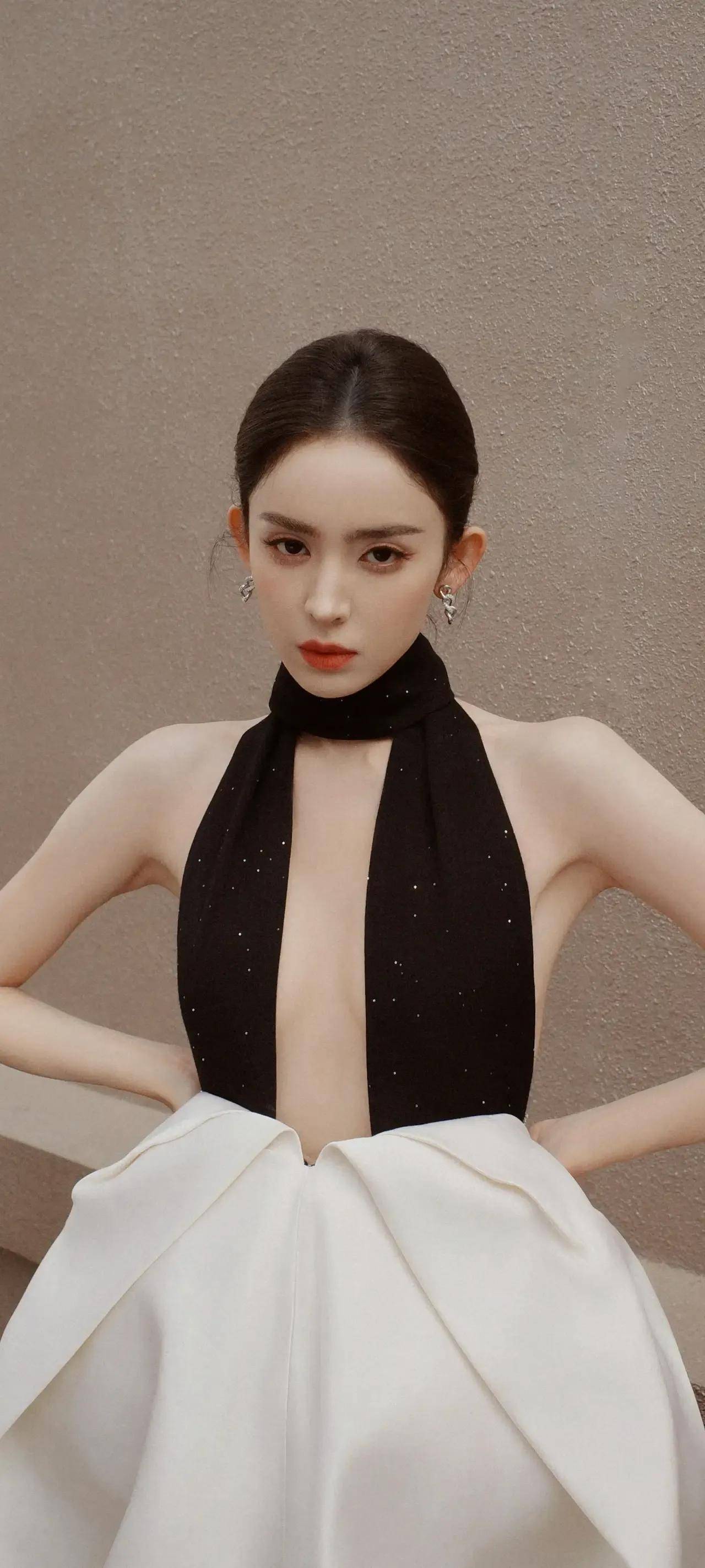 古力娜扎:光彩照人!倾国异域美貌,温柔笑容感染,曼妙身姿尽显
