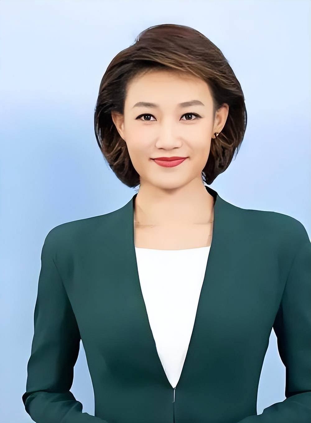 央视名嘴李梓萌沈阳中街被偶遇,高个子腿长胯宽很凶悍,48岁单身