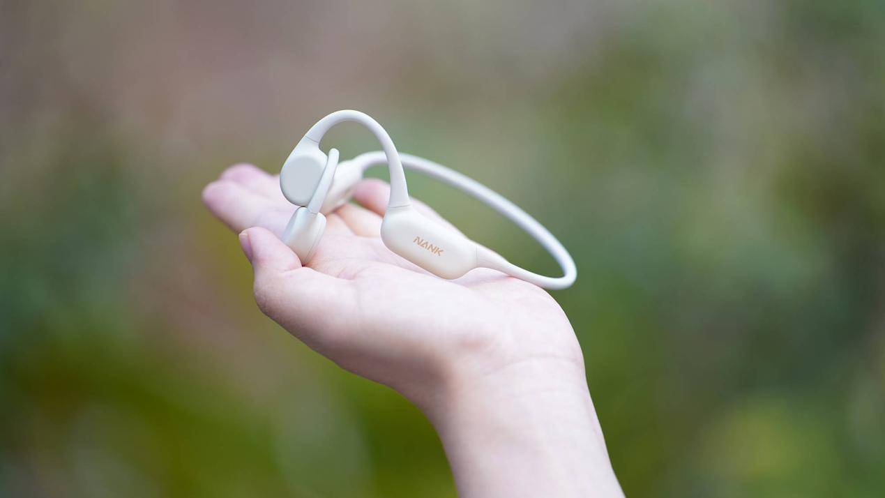 游泳耳机入耳式好,还是骨传导好?最好的游泳耳机推荐品牌全解析