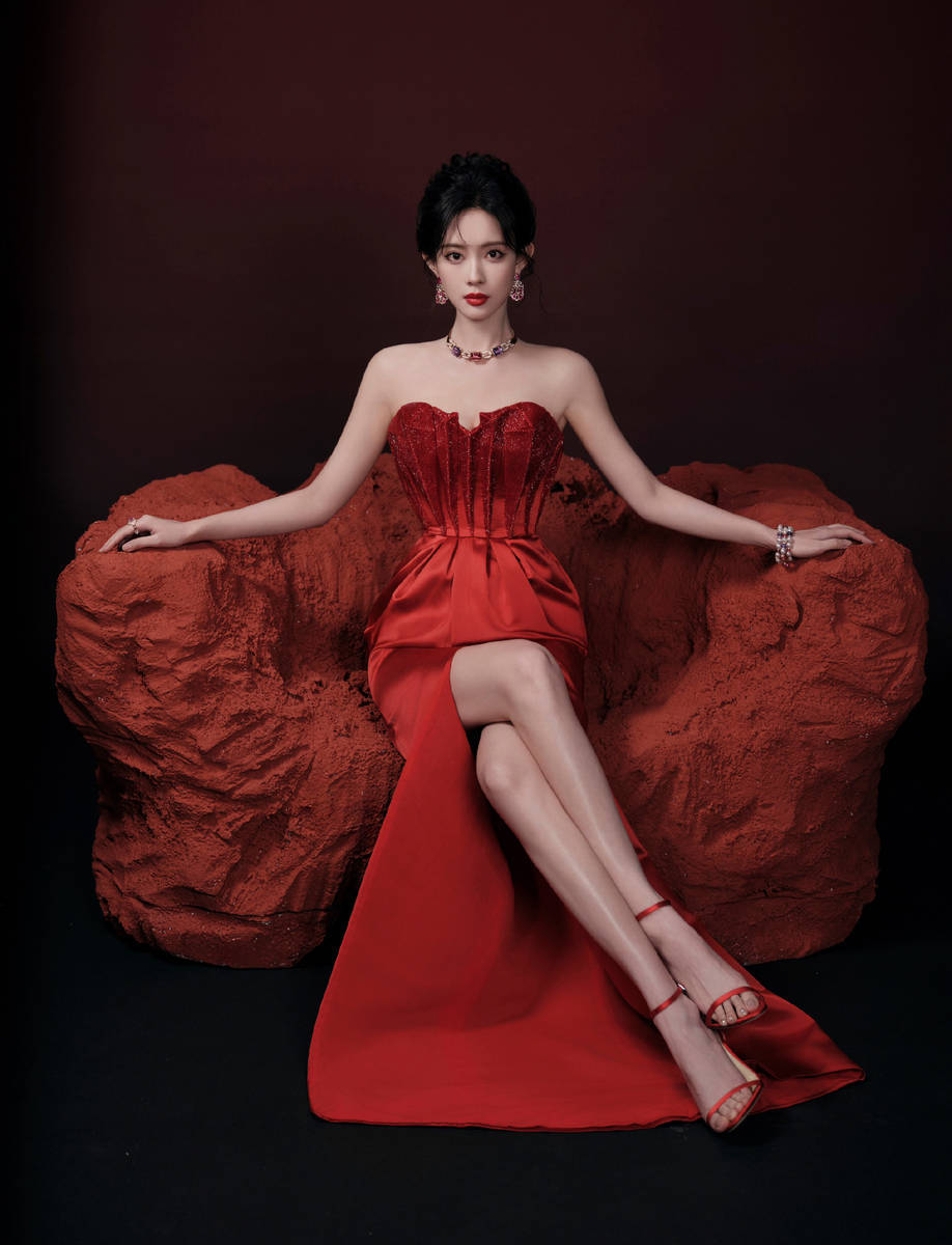 孟子义红裙写真引爆热搜!艳压红玫瑰背后,女明星有多现实?