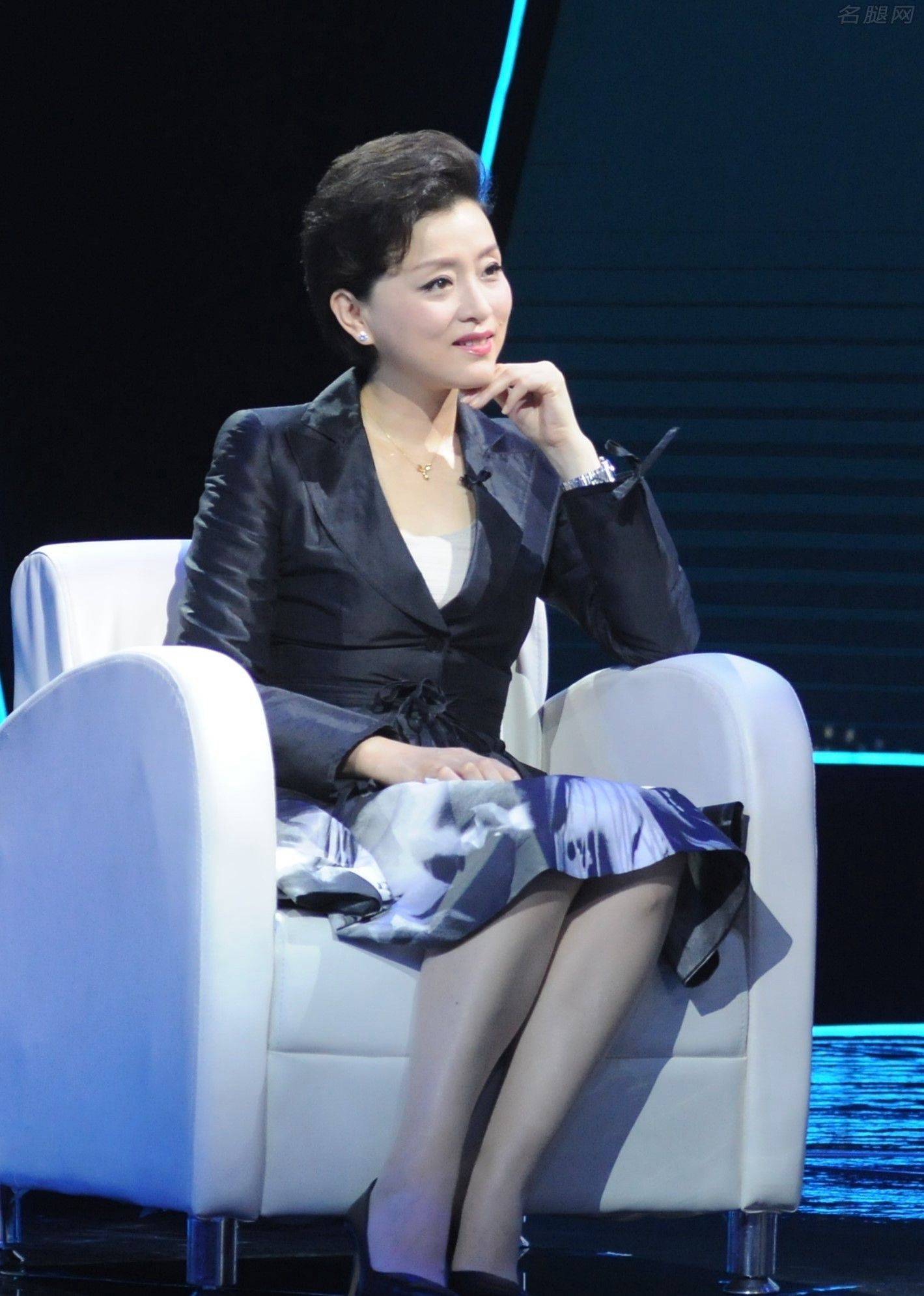 杨澜罕见现身洛阳看牡丹,人比花艳,当年优雅知性倾倒无数人