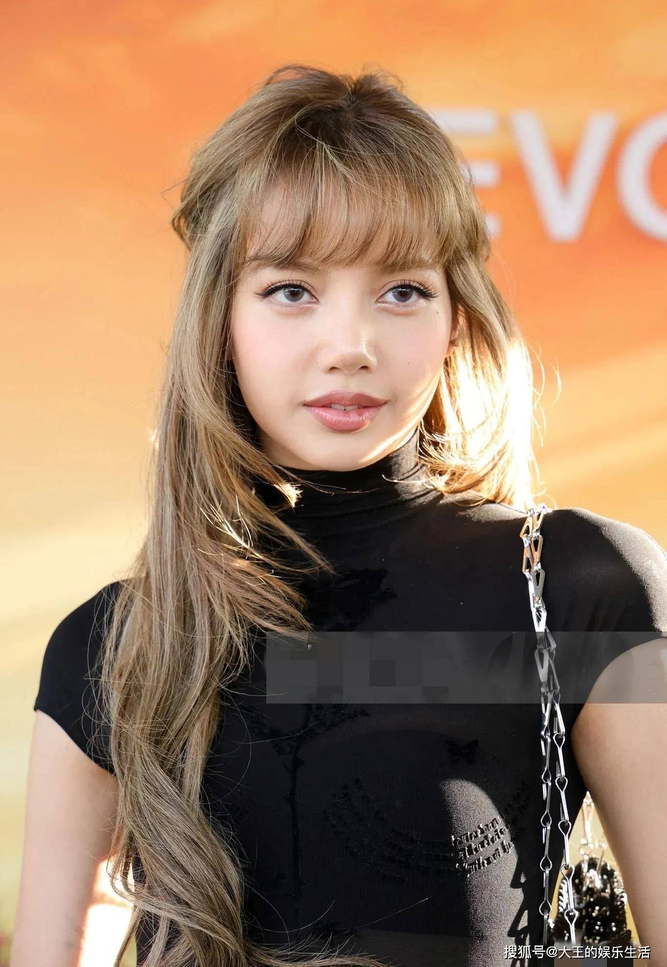 多变的lisa这次参加活动她立马切换了一种风格金色长发加刘海发型