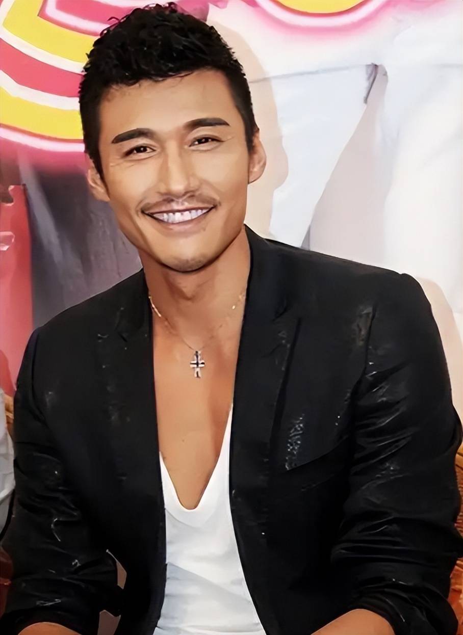 胡兵54岁不沾烟酒未婚未育坚持健身状态堪比20岁年轻男模