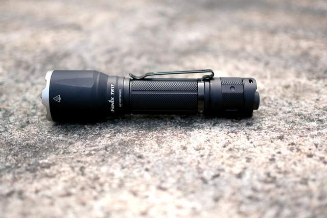 菲尼克斯 TK17 战术手电：暗夜中的光芒利刃