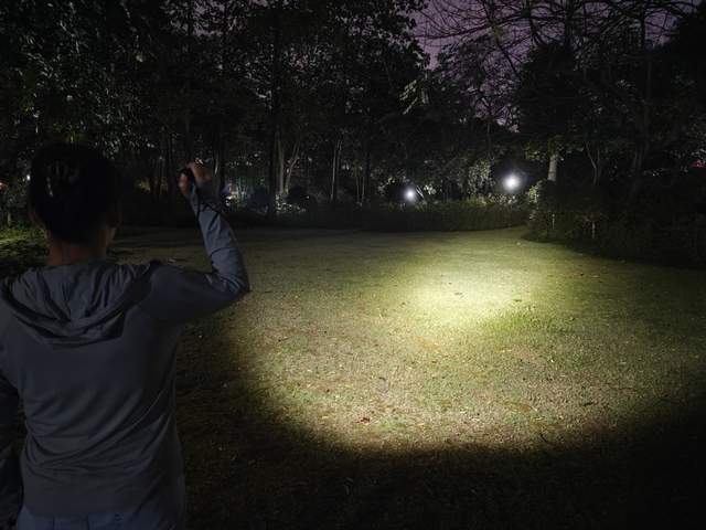 菲尼克斯 TK17 战术手电：暗夜中的光芒利刃