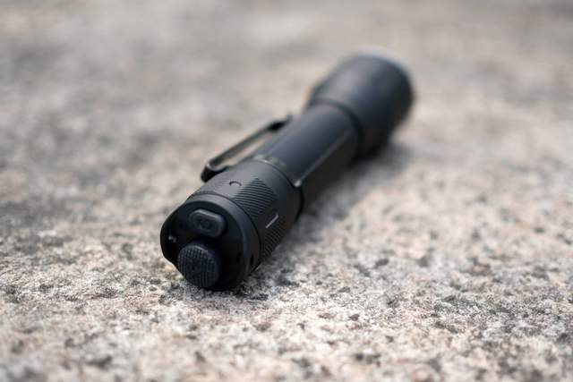 菲尼克斯 TK17 战术手电：暗夜中的光芒利刃