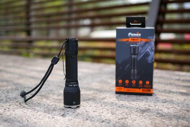 菲尼克斯 TK17 战术手电：暗夜中的光芒利刃