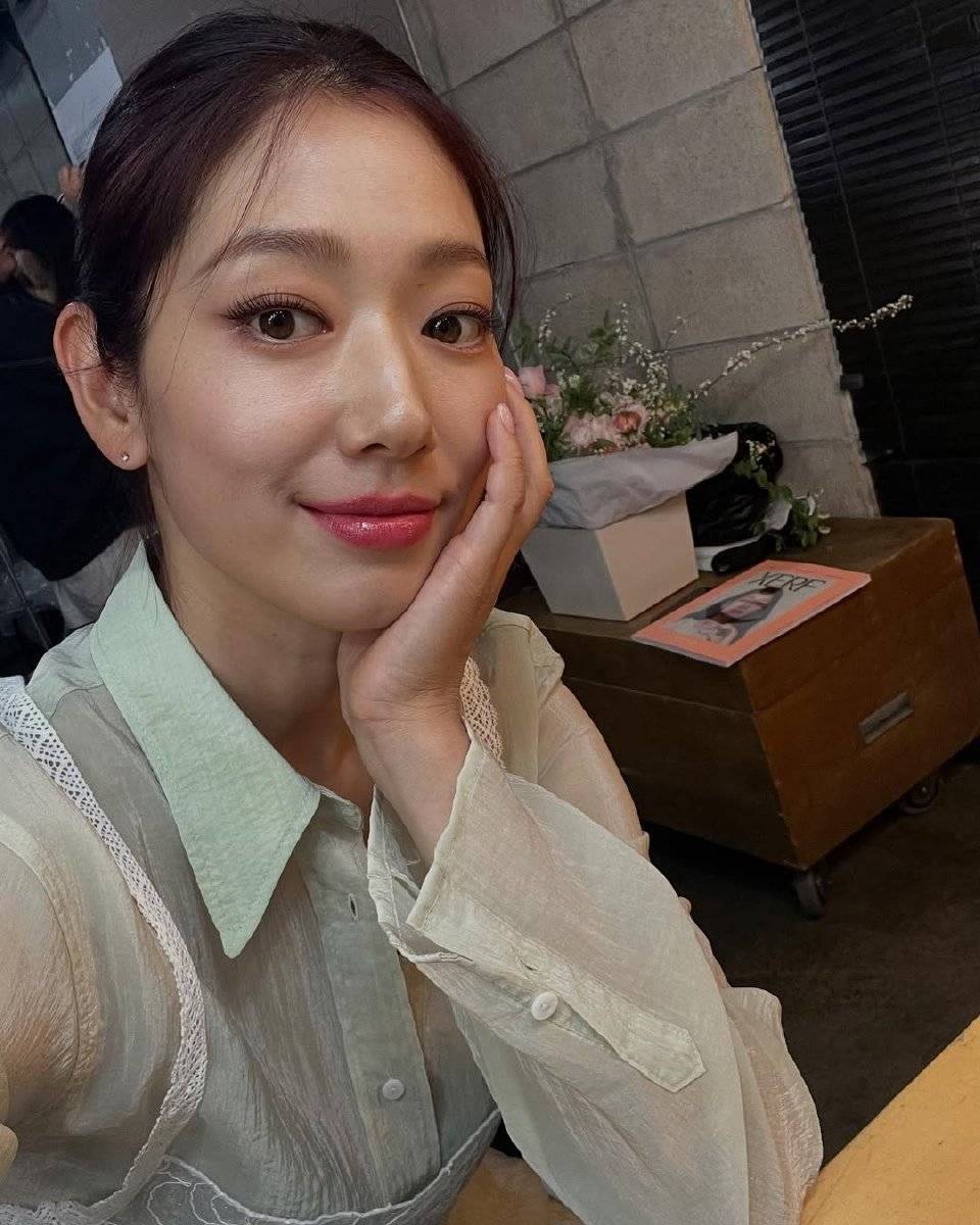 朴信惠素颜晒美照!扎马尾显发际线高,穿年代衣剧组拍戏笑容超甜