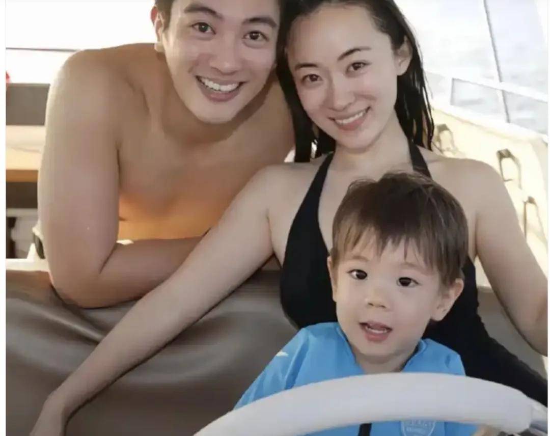 44岁霍思燕和儿子被偶遇:嗯哼身高接近妈妈,霍思燕贵妇气质明显