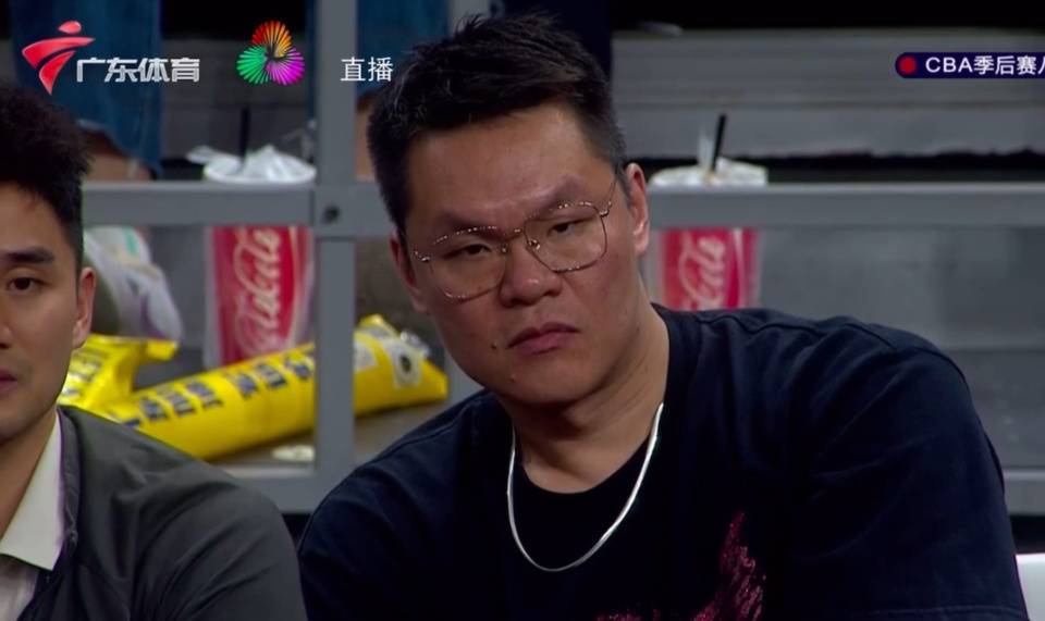 输了75分，广东宏远球迷提前退场，镜头随后给到朱芳雨！