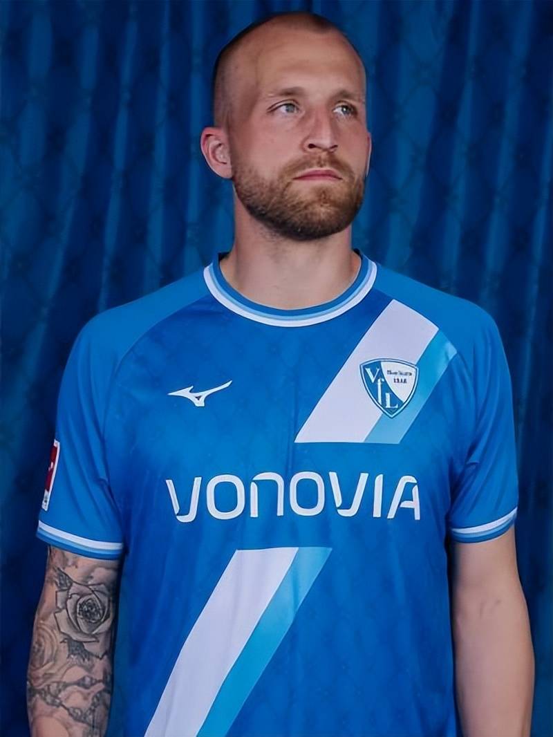 波鸿竞技推出了一款特别版球衣,纪念传统节日的到来