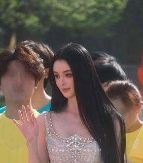 西安一女大学生因长相太美被质疑，校友：她是聋哑人，对同学们都很好