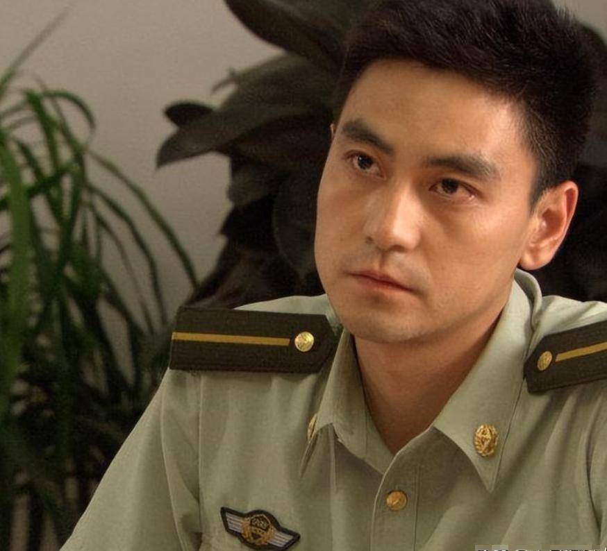 李飞携老母亲街头卖鱼,踏实陪伴家人就是真幸福!