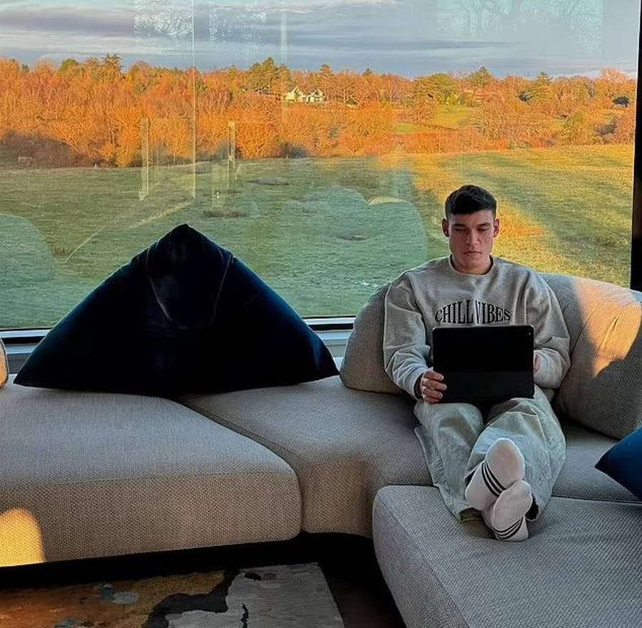 曼联铁腰恋情曝光，姆巴佩前女友穿睡衣现身豪宅！转会后财色兼收_搜狐网, image size:900x880