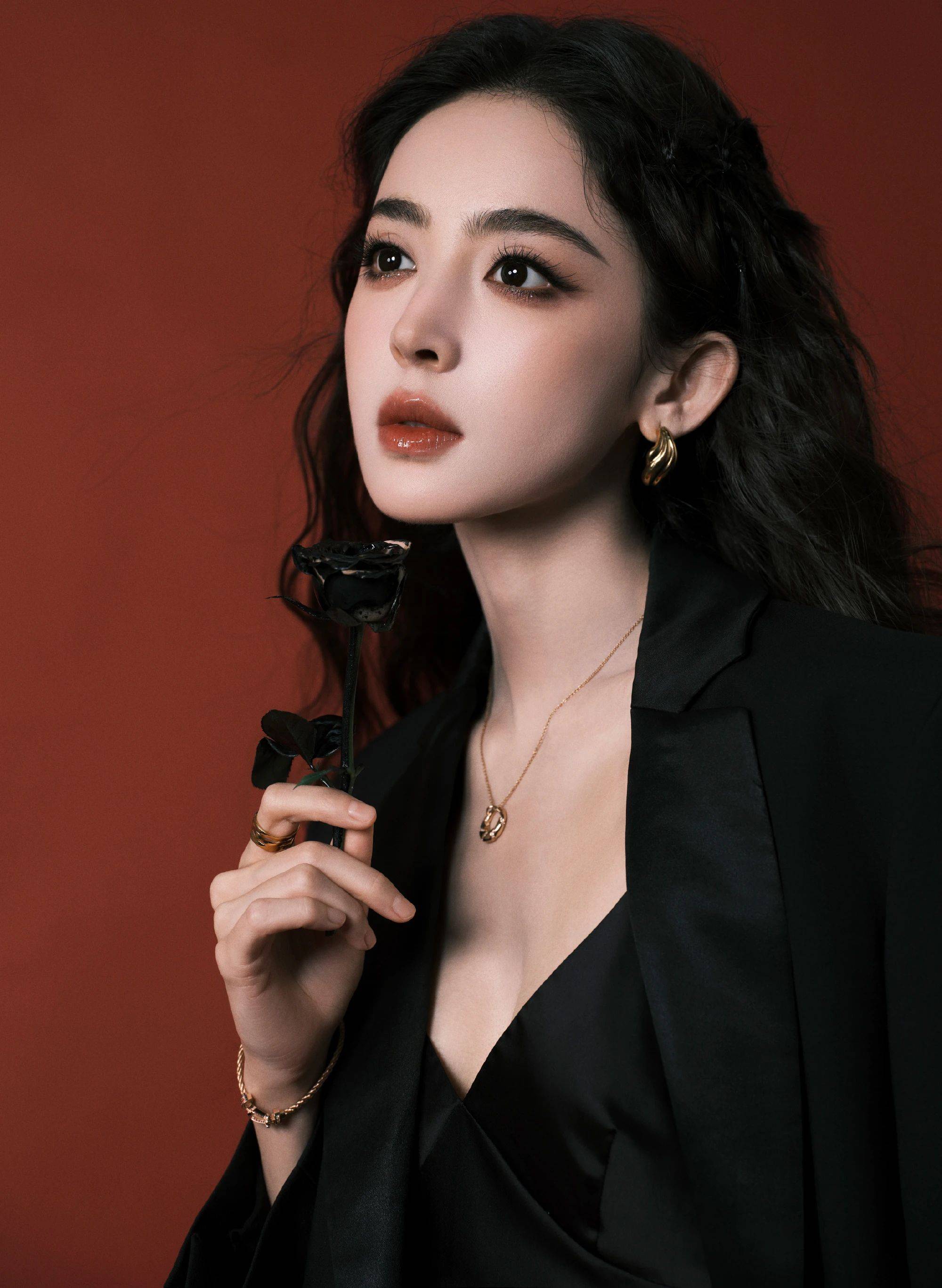 古力娜扎:黑西装造型 a 爆全网,性感时髦又辣又飒!