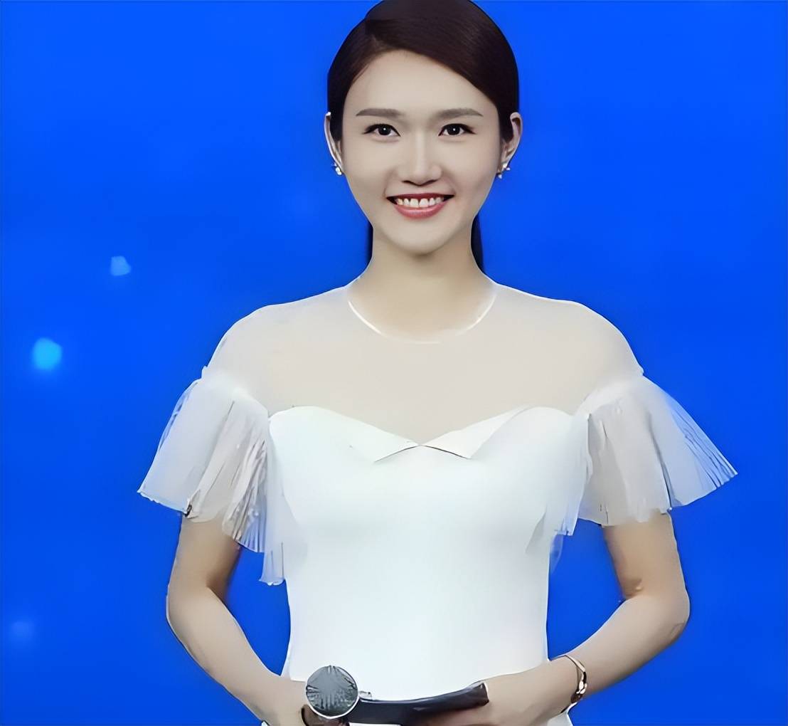 之后主持了《8090后,龙洋脱口秀》,能跳能唱,能主持能玩梗