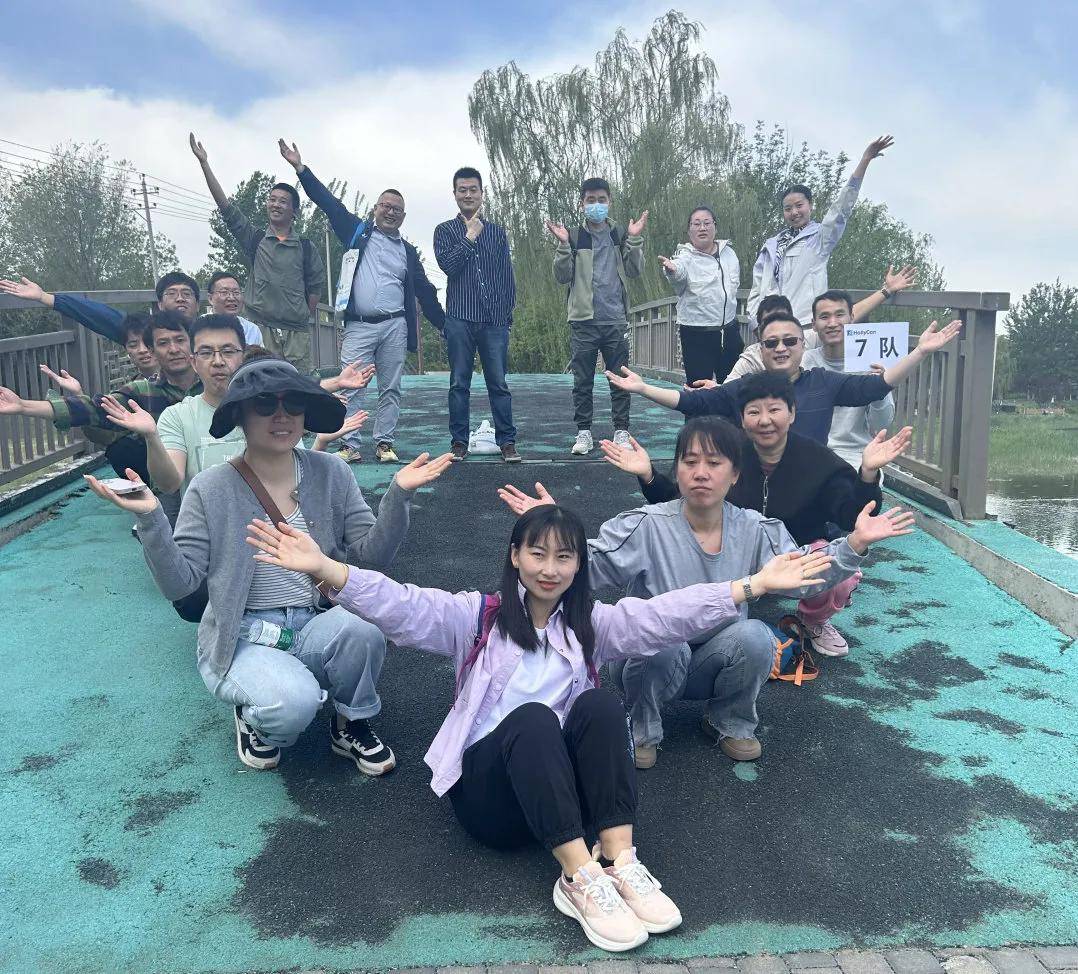 在健步走的过程中,一些小队成员更是摆出了一些创意的团队拍照姿势,为