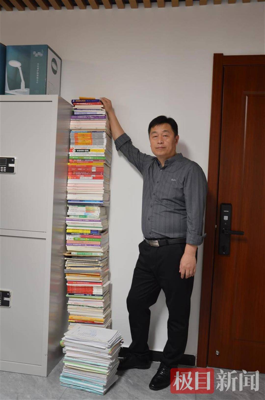 一名46岁的男子在入口处进行了三次研究生评论，
