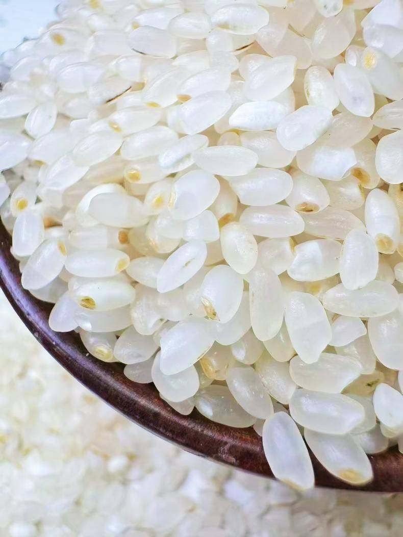 普通大米在精磨中舍弃了胚芽和表层营养,徒留碳水化合物的单薄支撑