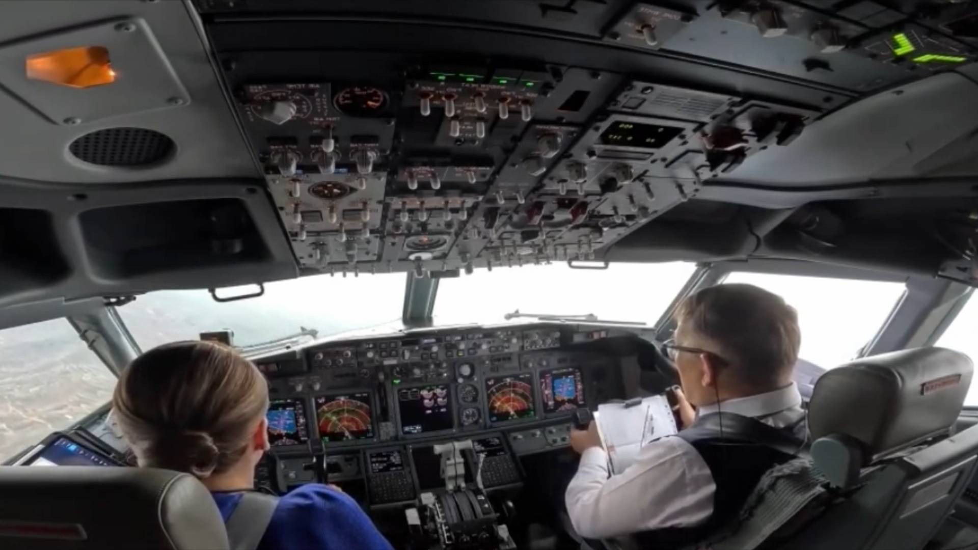 泰王是王牌飞行员，成功挑战不丹帕罗机场，苏提达担任副机长_搜狐网