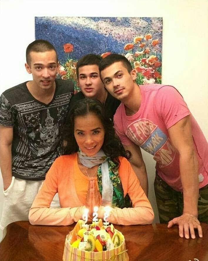 二儿子韦紫瑞,是沃顿商学院的高材生.曾就职于华尔街的顶级投行