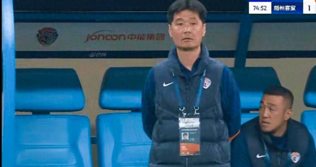 青岛海牛9轮不胜，李霄鹏帅位动摇，外援乏力成保级隐忧