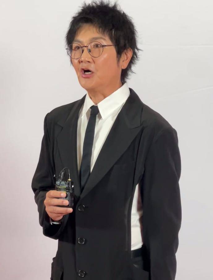 56岁孙楠亮相北京电影节,留海胆头暴瘦变化大,眼神更显慈祥