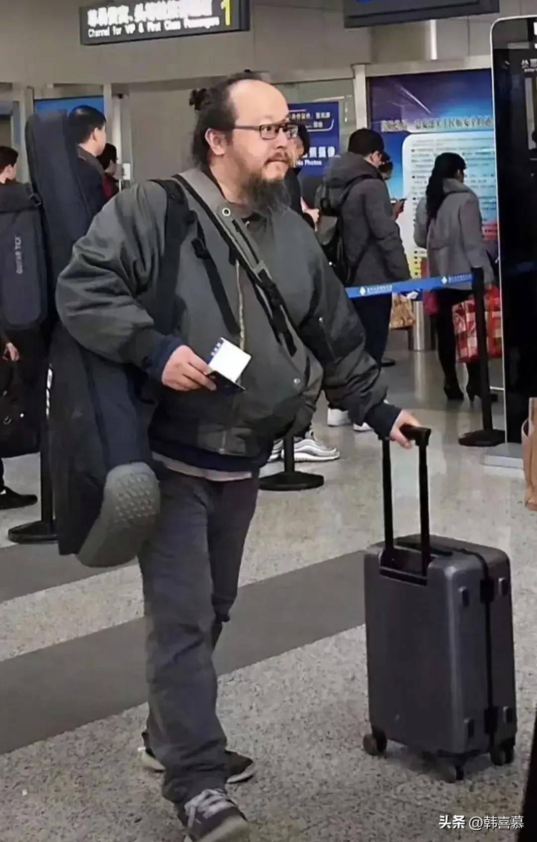 和前妻王菲相比窦唯似乎有些黯然失色这可能是因为现任比他年轻帅气