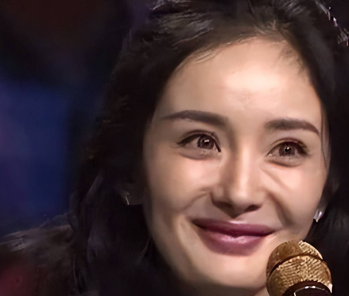 无滤镜后,杨幂一脸苦相,虞书欣大饼脸,最后一位才真的绝美