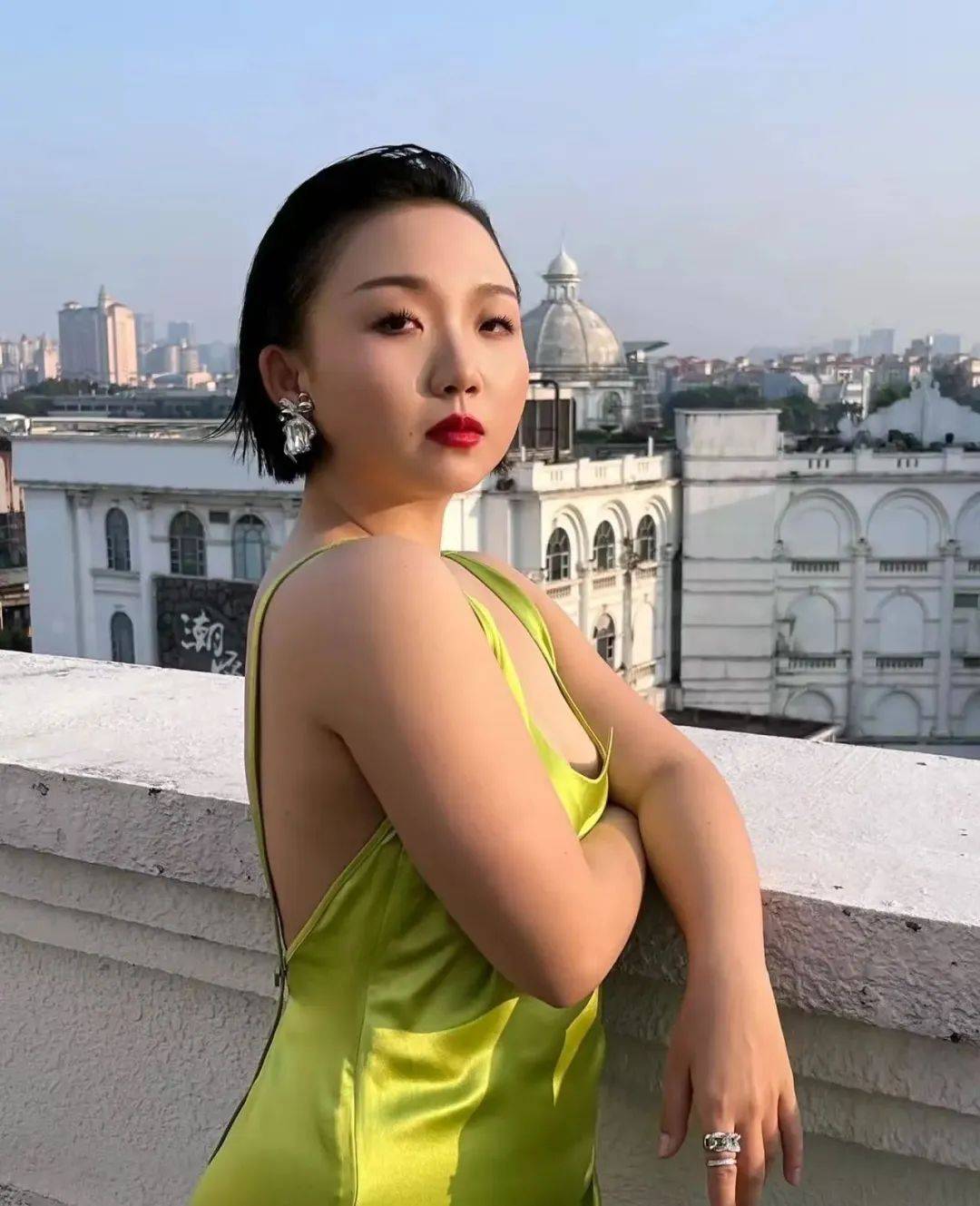 辣目洋子暴瘦颜值飞升 绿套裙美翻天 被网友封为新任女神