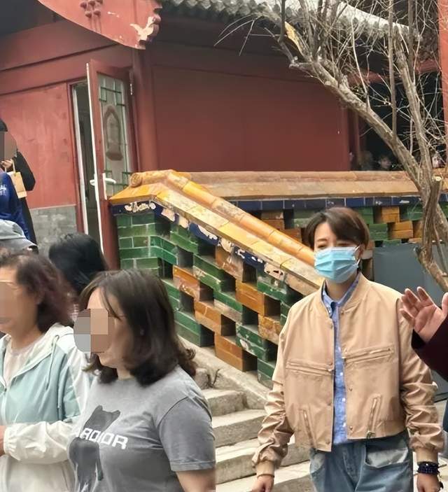 董卿51带儿子现身浙江 坐游艇出海 13岁儿子长相普通肚子好鼓