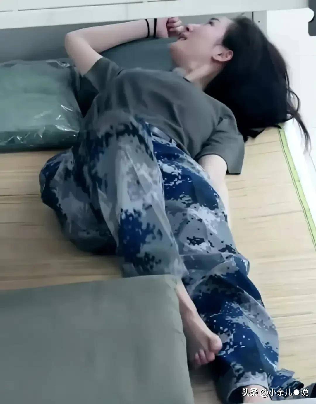 就像杨幂在综艺节目中素颜面对观众,展现出来的形象让人倍感亲切