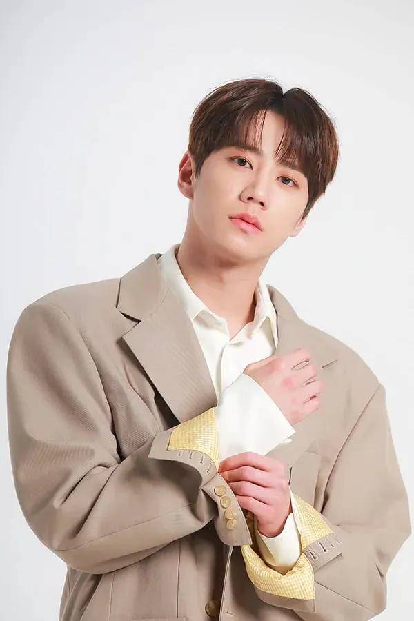 李浚荣快成渣男专业户演过杀人魔,大玩sm